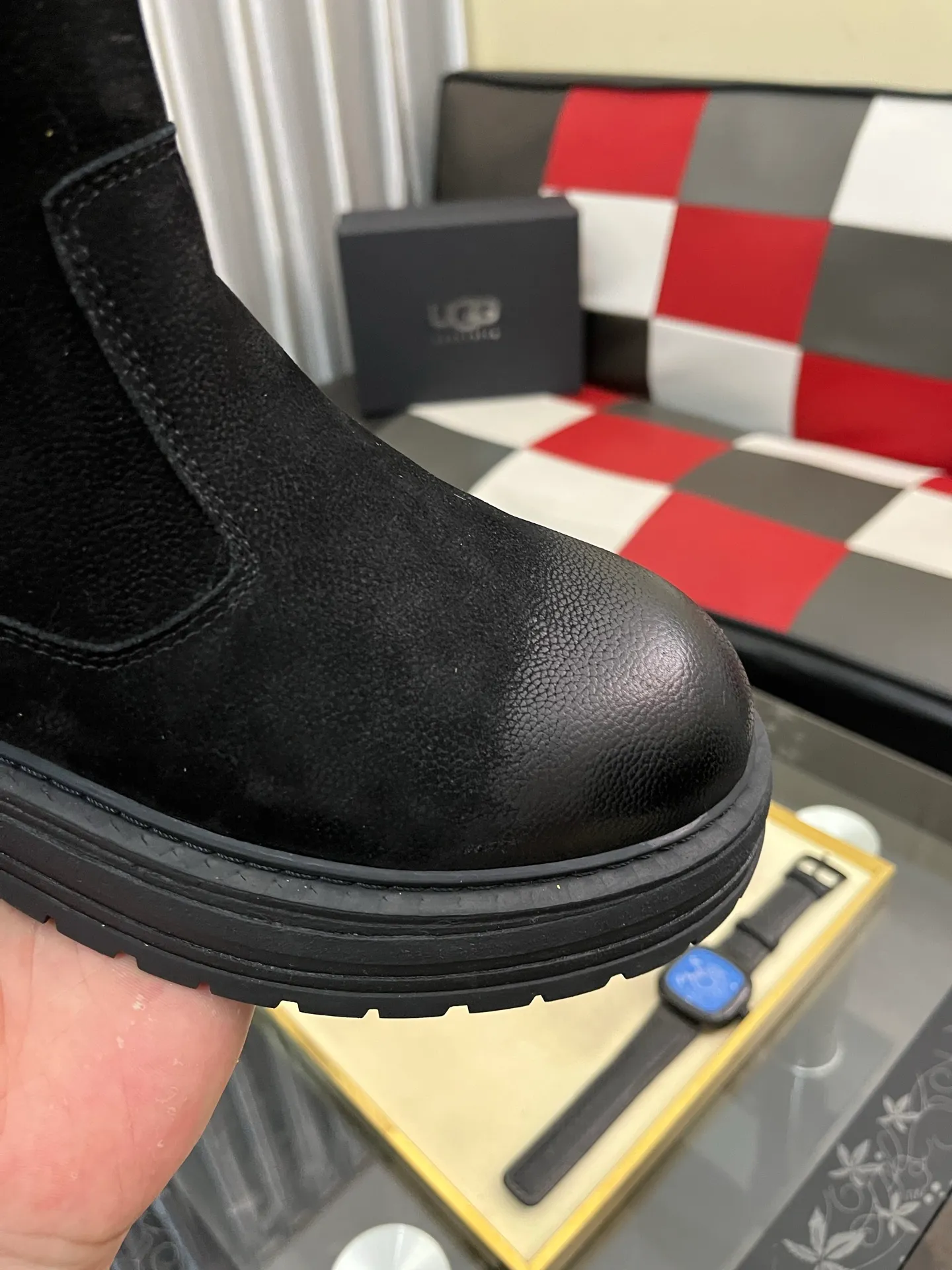 Ex-factory price: 680⌚️⌚️Thick wool imported from Australia Brand: UGG genuine purchasing agent Size: 39-44 (45 customized) Grade: Official website 1:1 Material: First layer of genuine leather waterproof and antifreeze upper Real wool lining Original non-slip and wear-resistant outsole Style category: Men's casual shoes Trendy style Comfortable on the feet Color: Official website color synchronization